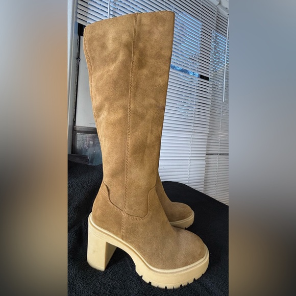 Brown suede boots - Picture 3 of 5